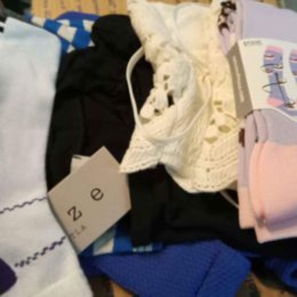 New! Mystery clothing box woman/teen sz small